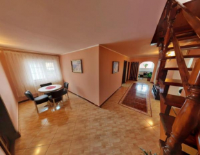 Casa 1 Mai, Parcare in curte